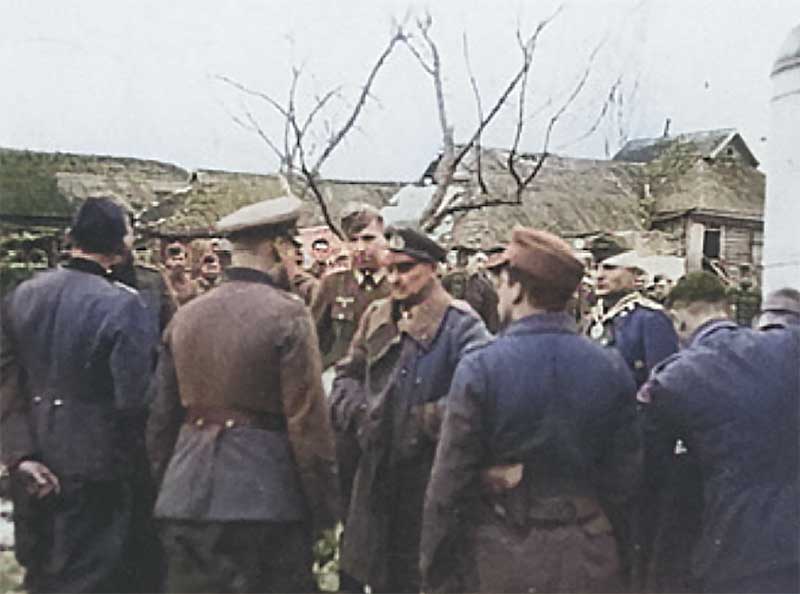 16 model handing out knights cross 1942