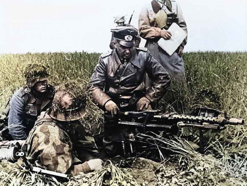 27 model instructing troops with mg42 machine gun